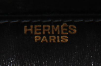null *HERMES Paris

Sac box marine, anse bandoulière, attache et fermoir figurant...