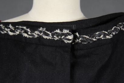 null *CHANEL designer Karl LAGERFELD

Pantalon large en lainage noir, taille gancée...