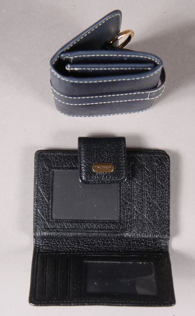 null MAC DOUGLAS - LANCEL

Un porte-cartes en cuir noir et un porte-monnaies en cuir...