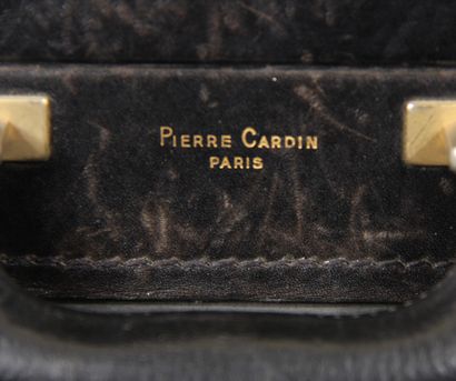 null Pierre CARDIN

Attaché-case en cuir noir, fermeture à code, poignée, intérieur...