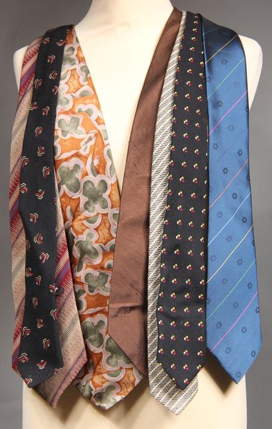 null Pierre CARDIN

Lot de cravates diverses (traces).
