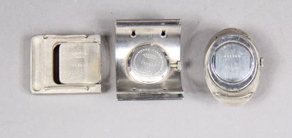 null JAEGER pour Pierre CARDIN

Trois boitiers de montre en acier de forme ovale,...