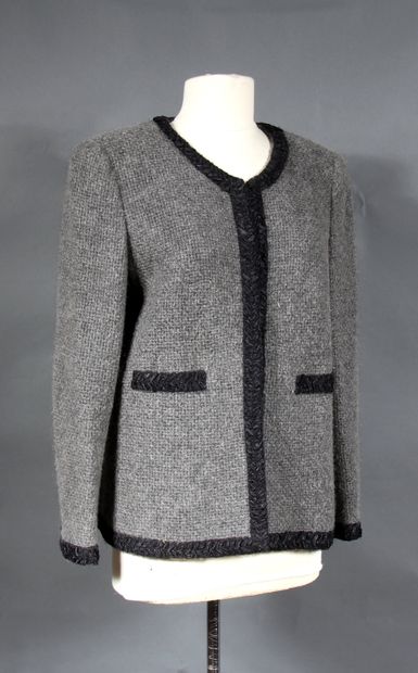 null *CHANEL designer Karl LAGERFELD

Veste en alpaga et cachemire gris à motif de...