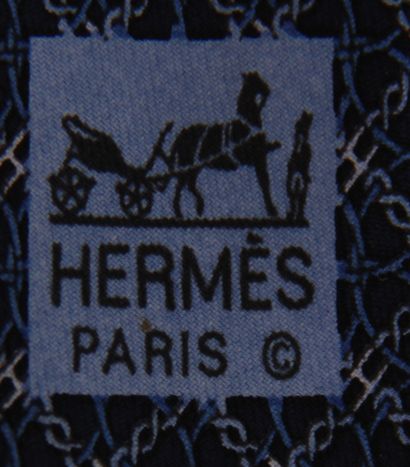 null HERMES Paris

Trois cravates en soie à fond bleue