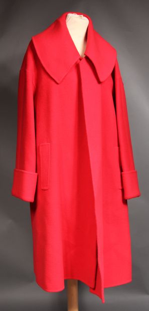 null 
Pierre CARDIN




Red woollen coat with large collar. White claw, black graphics....