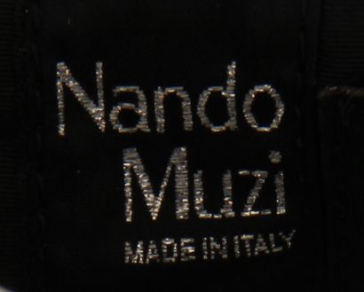 null NANDO MUZI made in Italy

Sac boîte 27 cm en astrakan bukhara noir, fermeture...