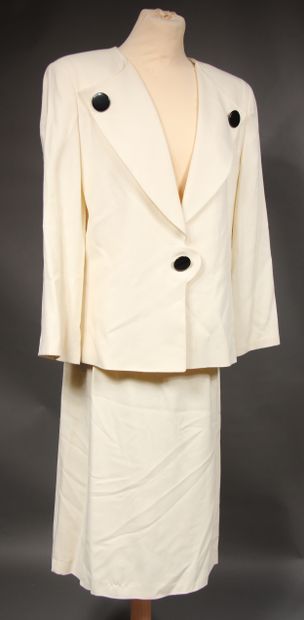 null Création Pierre CARDIN

Lot comprenant un tailleur en crêpe blanc et un manteau...