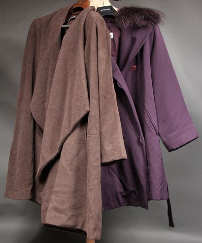 null Pierre CARDIN

Lot composé d’un manteau en lainage taupe et d’un manteau en...