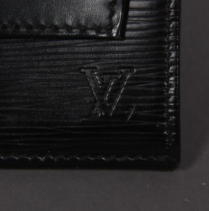 null LOUIS VUITTON

Black herringbone leather pouch with flap and golden metal clasp...