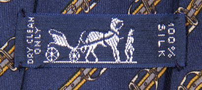null HERMES Paris

Trois cravates en soie à fond bleue
