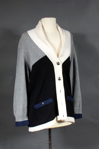 null *CHANEL designer Karl LAGERFELD circa 2008

Veste en cachemire bicolore : gris,...