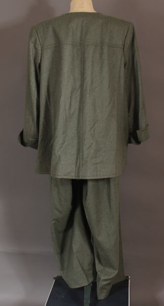 null GIVENCHY Haute Couture n°85510

Ensemble pantalon, en flanelle vert, veste droite...