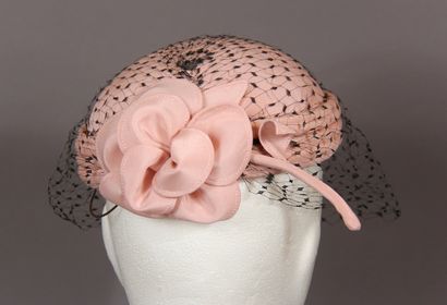 null JEAN BARTHET

Chapeau en soie rose orné d'une fleur avec sa tige et sa voilette...