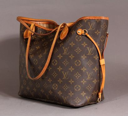 null *Louis VUITTON

Sac neverfull en toile monogram gancé de cuir naturel, double...