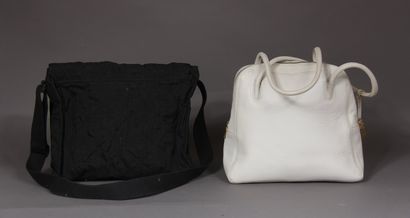 null SONIA RYKIEL

- Sac en cuir blanc à fermeture éclair (usures)

- Sacoche en...