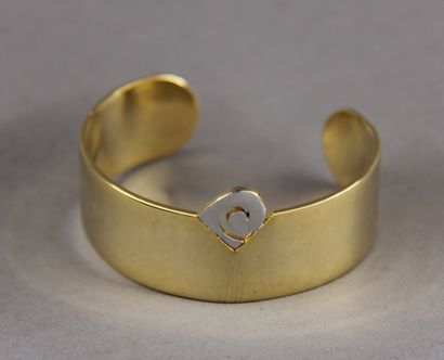 null Pierre CARDIN circa 1977

Bracelet manchette ouvert en métal doré orné du sigle...