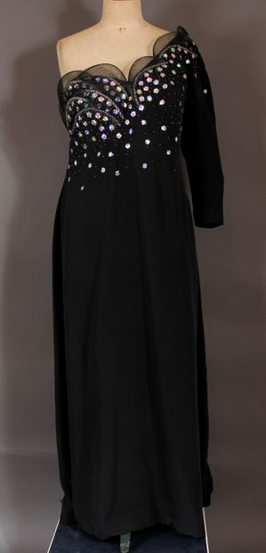 null HANAE MORI Couture n°908 hiver 1991

Robe longue en crêpe noir, buste festonné...