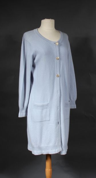 null *CHANEL designer Karl LAGERFELD

Robe cardigan en cachemire bleu ciel encolure...