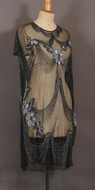 null ANONYME

Robe en tulle brodée de perles et de paillettes dans le goût des années...