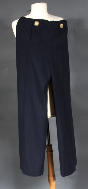 null *CHANEL designer Karl LAGERFELD

Pantalon en lainage et polyester marine. Boutonnage...