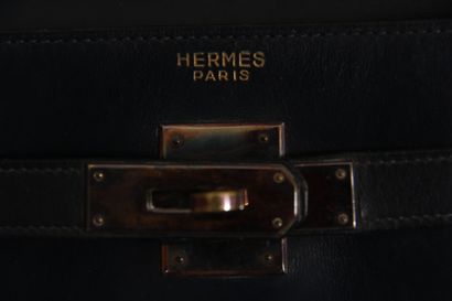 null 
HERMES Paris




31 cm. Kelly bag in navy blue leather with patina of time,...