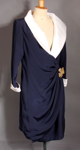 null HANAE MORI Couture Paris

Robe de cocktail en crêpe de soie marine, important...