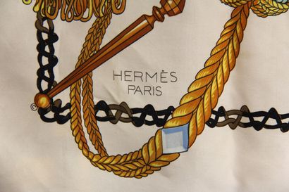 null *HERMES Paris

Carré en soie imprimé figurant le timbalier (salissures, trous...