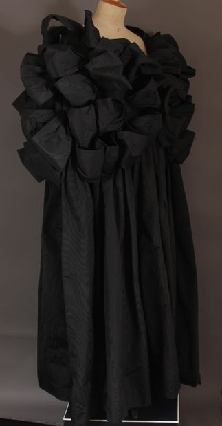 null HANAE MORI Couture n°986993 automne 1993

Robe su soir en moire noire de forme...