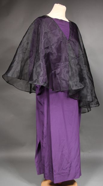 null Pierre CARDIN

Lot comprenant une robe en soie violette de forme chauve souris...