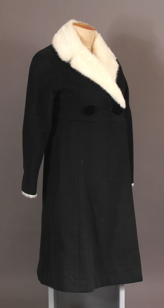 null LOUIS FERAUD couture circa 1960

Manteau en lainage noir, col vison blanc