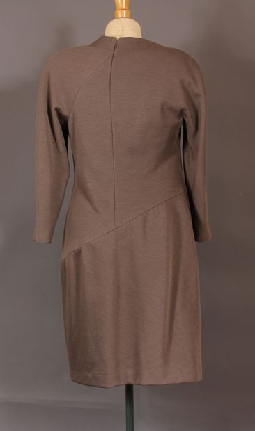 null HANAE MORI Couture n°908 hiver 1991

Robe en jersey de laine de couleur café,...