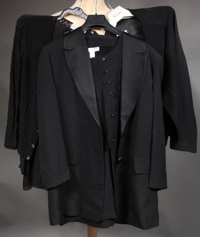 null Création Pierre CARDIN

Lot composé d’une veste ceinturée en crêpe noir, un...