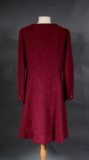 null *CHANEL Automne-Hiver 2001 designer Karl LAGERFELD

Robe manteau en tweed bordeau...