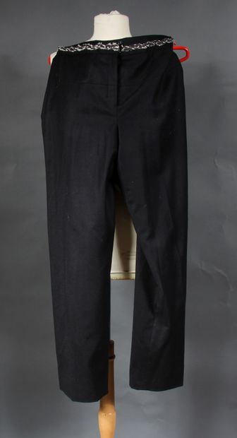 null *CHANEL designer Karl LAGERFELD

Pantalon large en lainage noir, taille gancée...