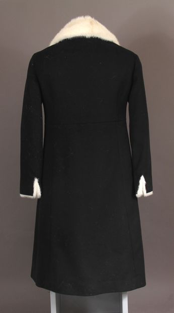 null LOUIS FERAUD couture circa 1960

Manteau en lainage noir, col vison blanc
