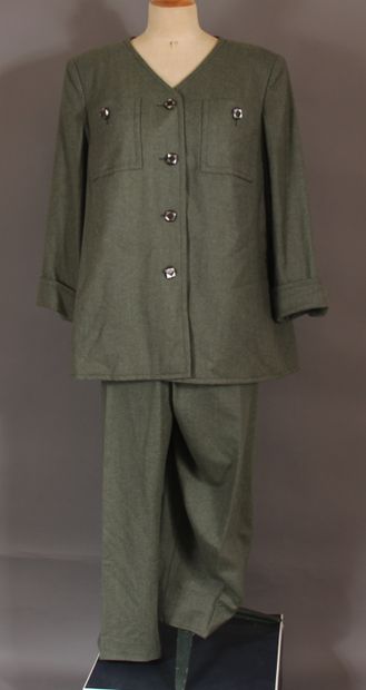 null GIVENCHY Haute Couture n°85510

Ensemble pantalon, en flanelle vert, veste droite...