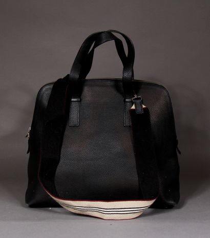 null 
BURBERRY'S




Black grained leather bag with zipper, two black leather handles...