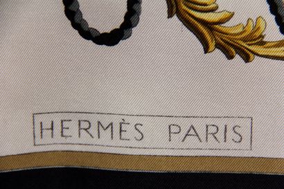 null HERMES Paris

Carré en soie à décor imprimé de clés sur fond blanc à bordure...