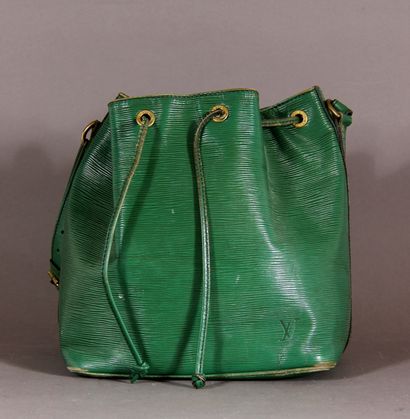 null LOUIS VUITTON

Sac petit Noé en cuir épi vert porté à l'épaule (troué)