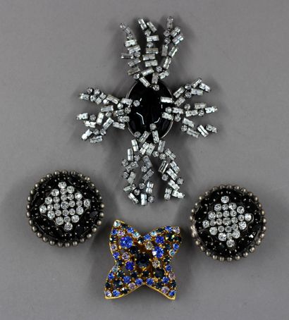 null Hanaé MORI

- Paire de boucles d'oreille en strass noir et blanc

- Broche en...