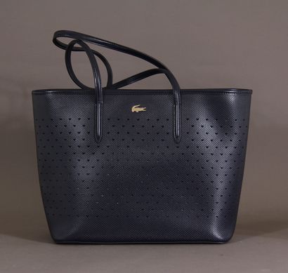 null LACOSTE

Sac cabas modèle Chantaco en cuir piqué bleu ajouré de cœurs