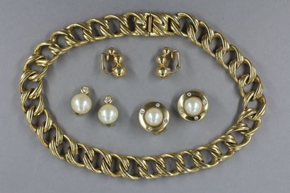 null CHRISTIAN DIOR

- trois paire de boucles d'oreille en métal doré, perles de...