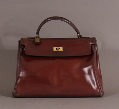 null 
HERMES Paris



Kelly bag 32 cm. in brown box, time fart, gold plated paws...