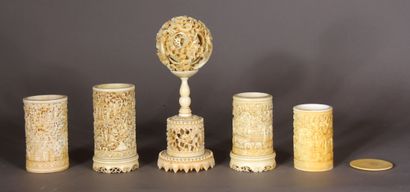 Lot comprenant quatre vases cylindriques...