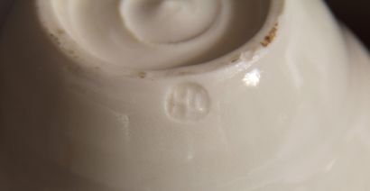 null *Vase conique en porcelaine à décor gravé sous la glaçure blanche, monogramée.

H...