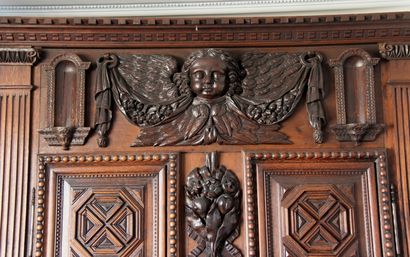 null *Armoire de mariage en bois naturel à deux portes moulurées et panneaux sculptés,...