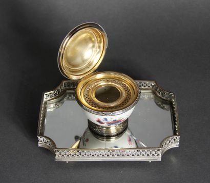 null RISLER SQUARE

Four-legged inkwell, in porcelain with polychrome enamelled decoration...