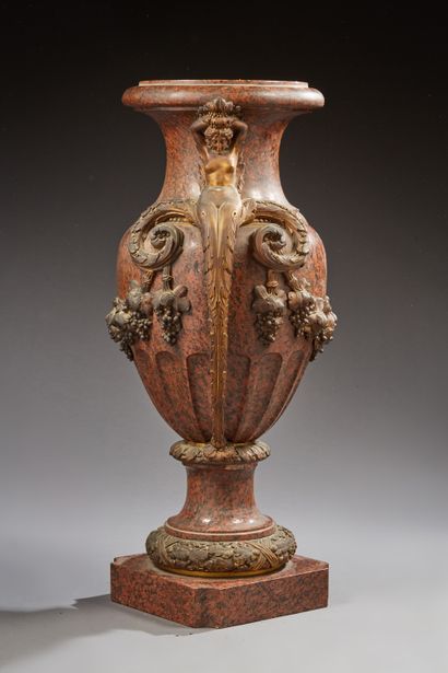null Important vase de forme balustre en granit rose orangé de Porrino à décor mouluré,...