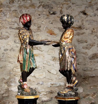 null Couple de nubiens serviteurs en bois sculpté, polychrome et doré, représentés...