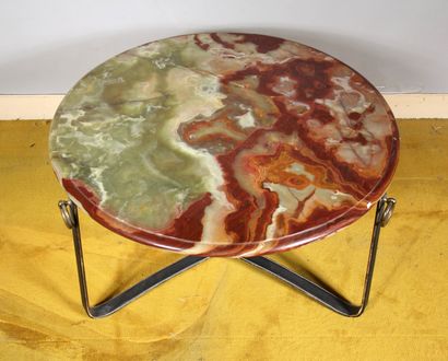 null ADNET (d’après un modèle de)

	Table basse à plateau circulaire en marbre rouge...